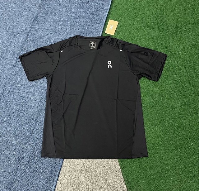 On Running T-shirt: seller detail photo 4