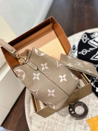 LV Louis Vuitton Bag: seller detail photo 5