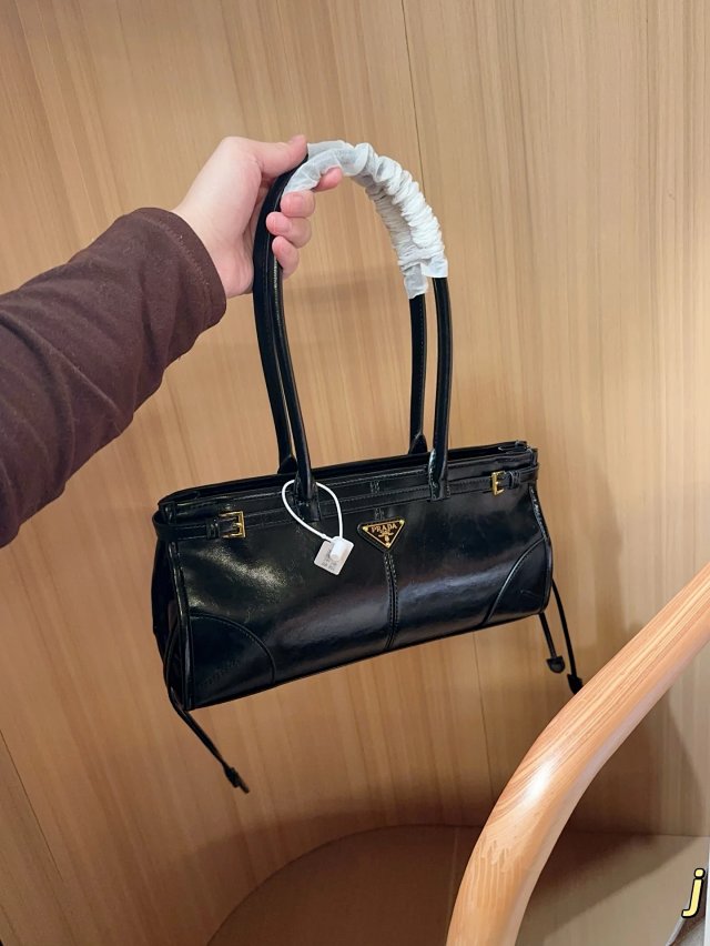 Prada handbag: seller detail photo 3