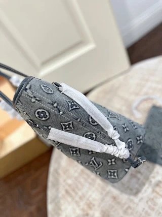 LV Louis Vuitton Bag: seller detail photo 6