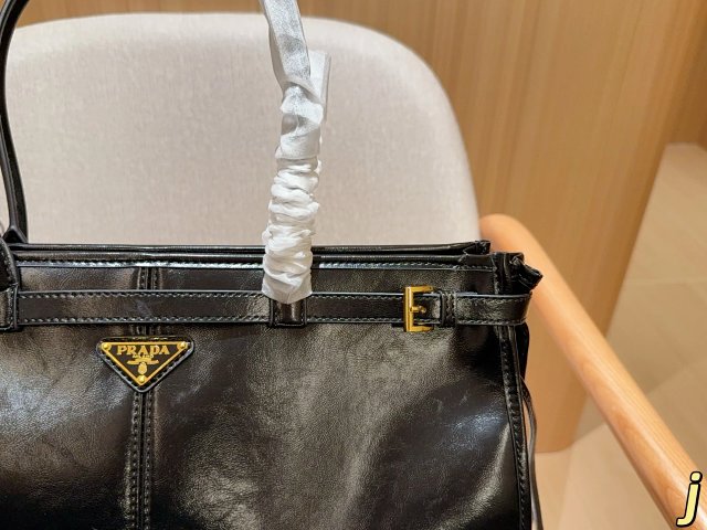 Prada handbag: seller detail photo 7