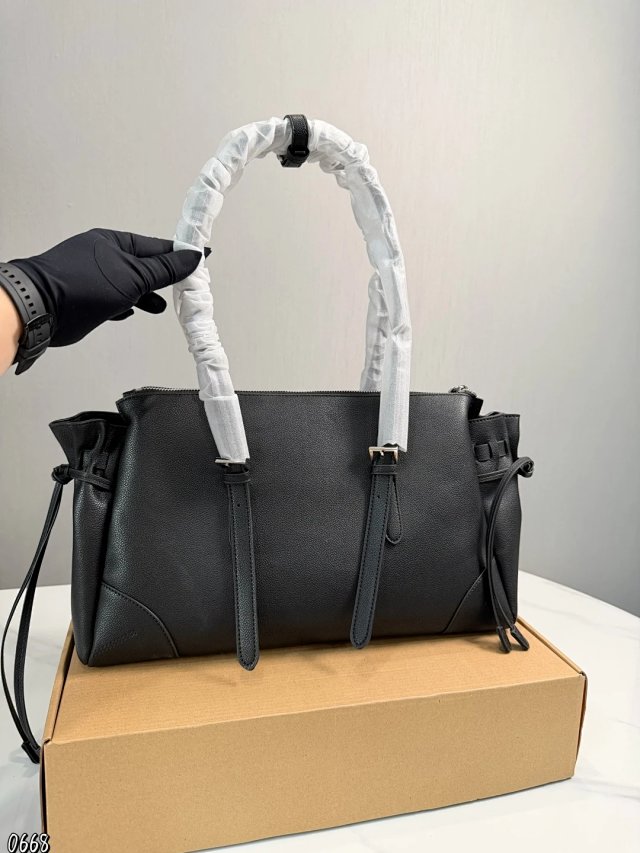 Prada handbag: seller detail photo 5