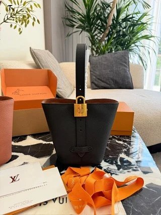 LV Louis Vuitton Bag: seller detail photo 3