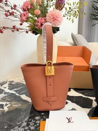 LV Louis Vuitton Bag: seller detail photo 4