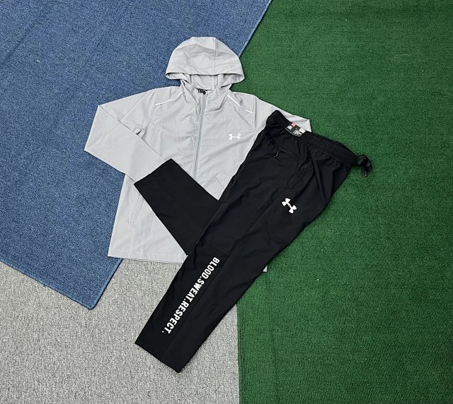 Under Armour Tracksuit: seller detail photo 3