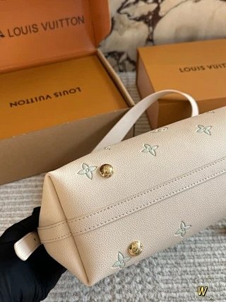 LV Louis Vuitton Bag: seller detail photo 8
