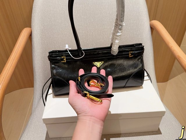 Prada handbag: seller detail photo 8