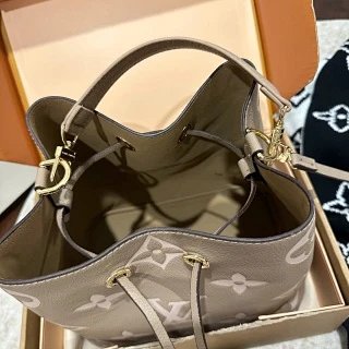 LV Louis Vuitton Bag: seller detail photo 9