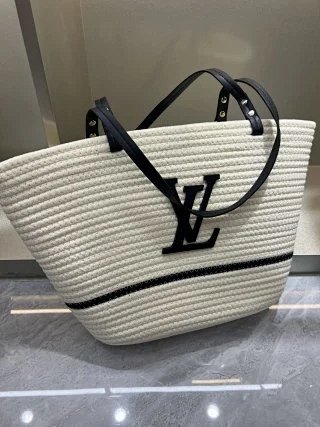 LV Louis Vuitton Bag: seller detail photo 1