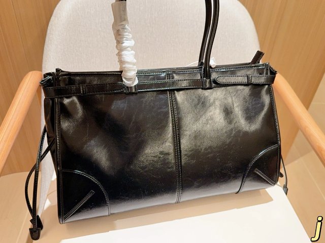 Prada handbag: seller detail photo 4