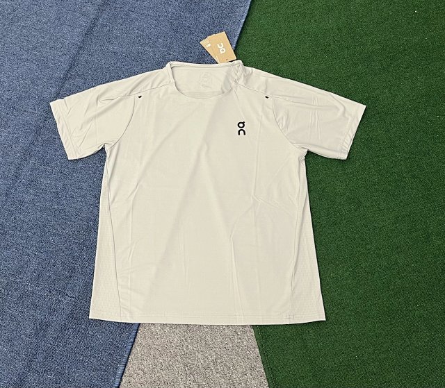 On Running T-shirt: seller detail photo 3
