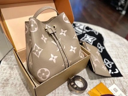 LV Louis Vuitton Bag: seller detail photo 3