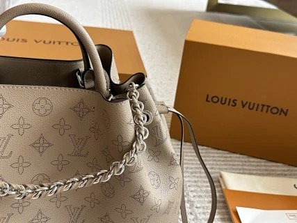 LV Louis Vuitton Bag: seller detail photo 2
