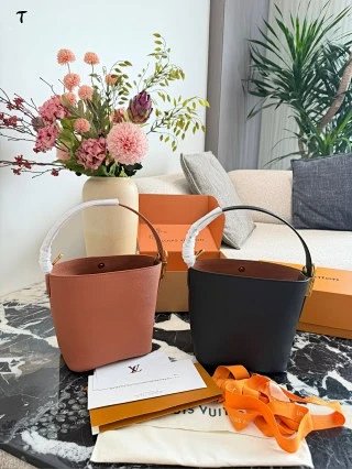 LV Louis Vuitton Bag: seller detail photo 2