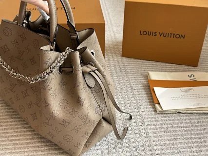 LV Louis Vuitton Bag: seller detail photo 3
