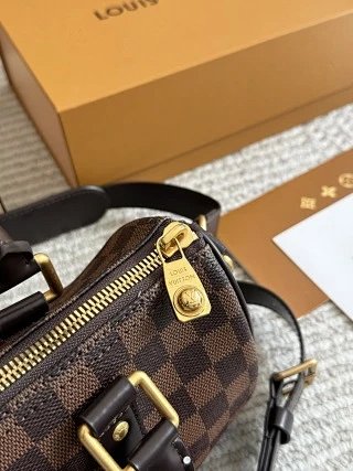 LV Louis Vuitton Bag: seller detail photo 6