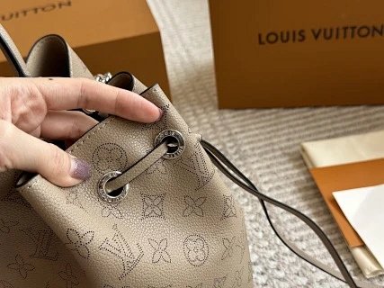 LV Louis Vuitton Bag: seller detail photo 5