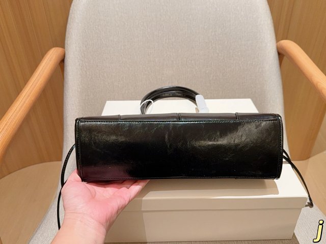 Prada handbag: seller detail photo 6