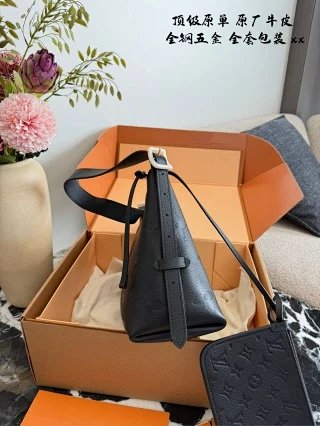 LV Louis Vuitton Bag: seller detail photo 7