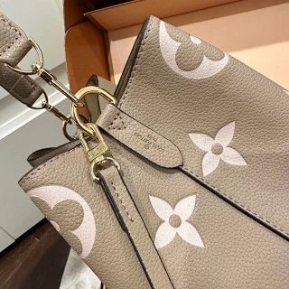 LV Louis Vuitton Bag: seller detail photo 6