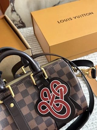 LV Louis Vuitton Bag: seller detail photo 2
