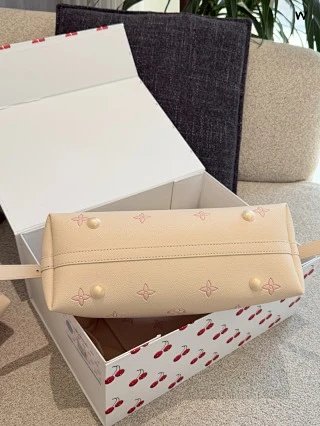 LV Louis Vuitton Bag: seller detail photo 8