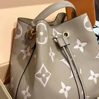 LV Louis Vuitton Bag: seller detail photo 4