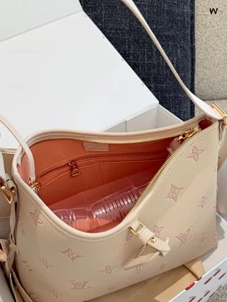 LV Louis Vuitton Bag: seller detail photo 9