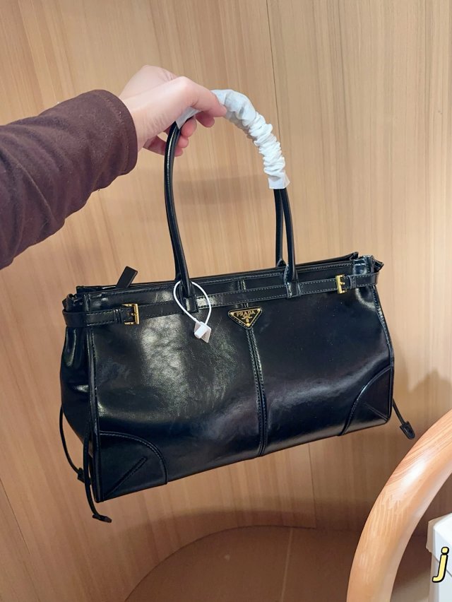 Prada handbag: seller detail photo 3