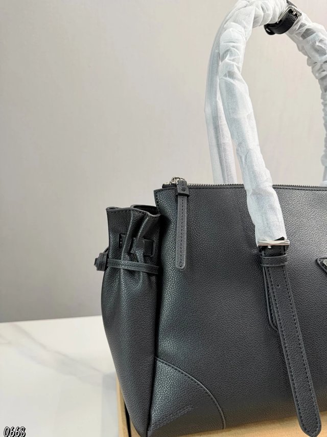Prada handbag: seller detail photo 2