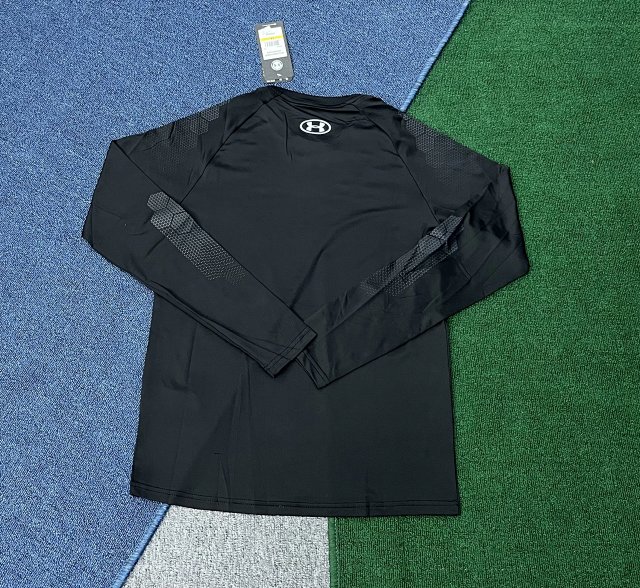 Under Armour Sweatshirt: seller detail photo 3