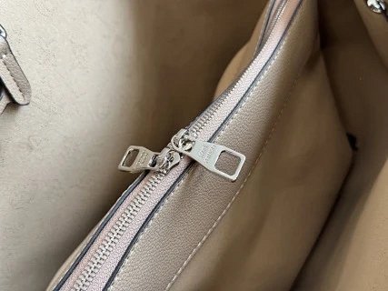 LV Louis Vuitton Bag: seller detail photo 8