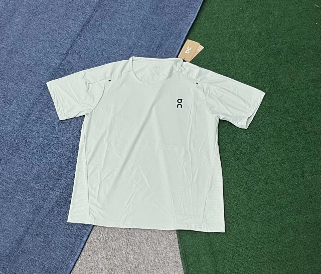 On Running T-shirt: seller detail photo 2