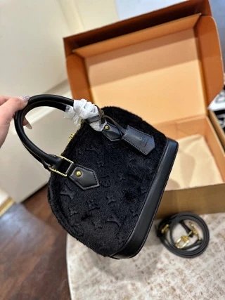 LV Louis Vuitton Bag: seller detail photo 3
