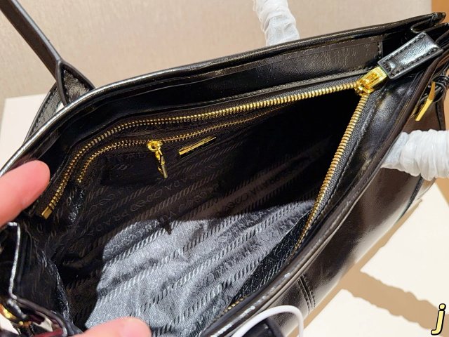 Prada handbag: seller detail photo 9