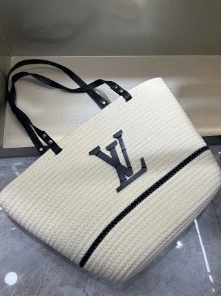 LV Louis Vuitton Bag: seller detail photo 3