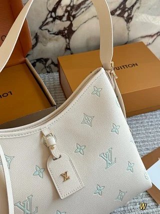 LV Louis Vuitton Bag: seller detail photo 2