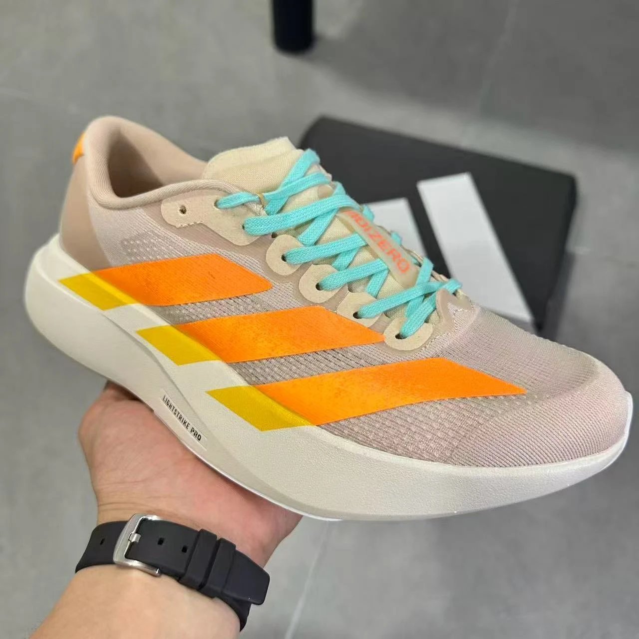 Fashionable and lightweight sneakers
