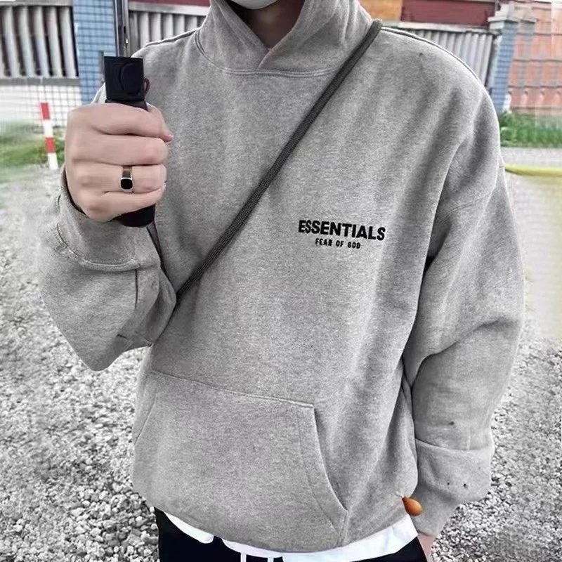Style No. 10271 FOG FEAR OF GOD Essentials Eighth Season Flocked Letter Heavyweight High Street Fleece-Lined Hoodie Unisex Couple Style. The fabric is made of premium custom-woven 450g heavyweight combed fleece-lined pure cotton, offering a heavy and thick feel, comfortable and skin-friendly when worn, warm and structured.