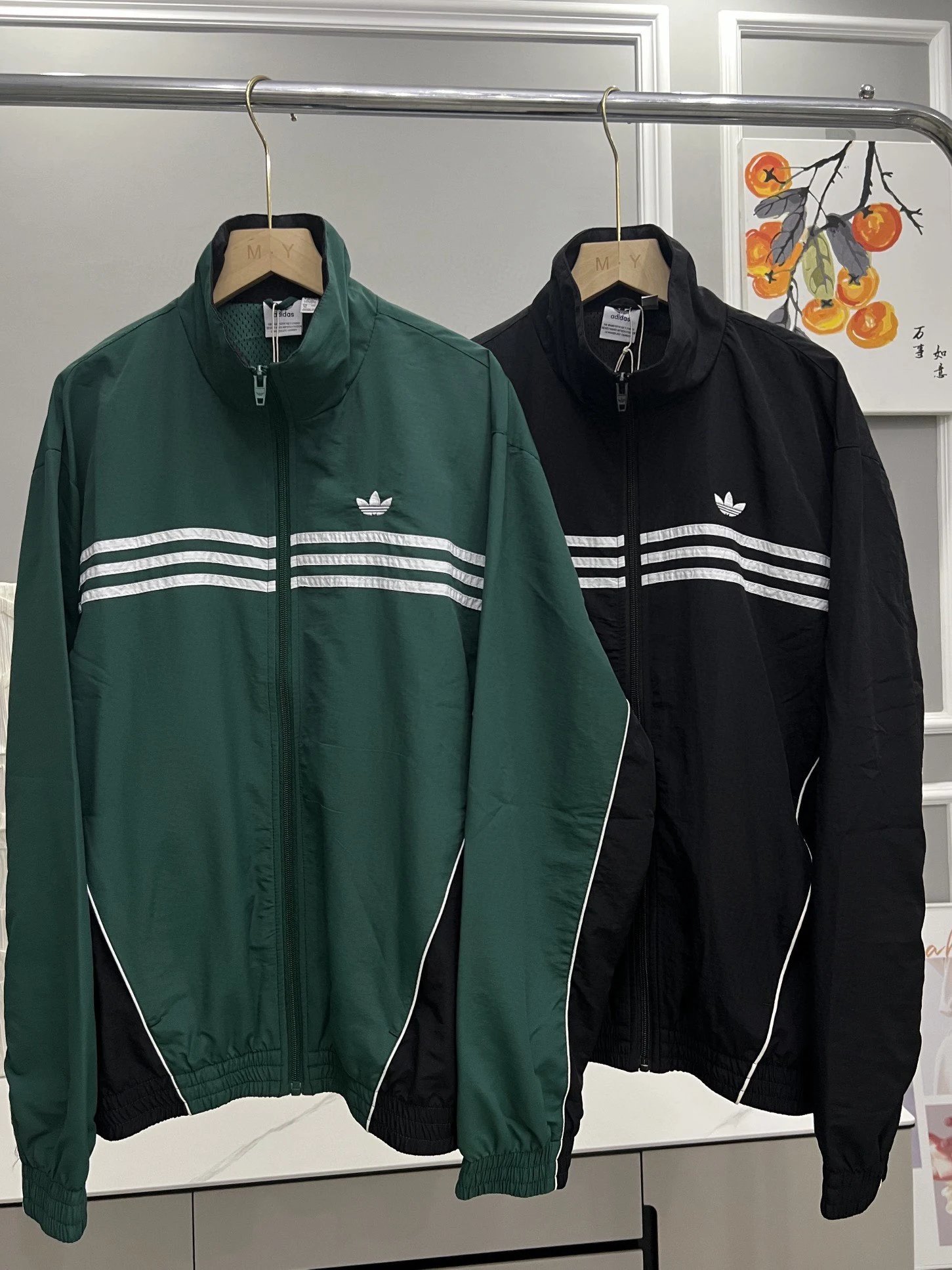 Item number 92121 Three Bar High end Series Stripe Logo Loose Mesh Lining Stand up Collar Sports Jacket Autumn Men's and Women's Black Embroidered Logo Couple's Same Style! The maximum size is around 200 pounds!
