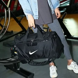 thumbnail for 货号80702 独立鞋仓+干湿分离！大容量休闲旅行包行李包足球健身包训练 男女同款 收纳手提袋单肩斜挎包大包 运动必入单品！侧边拉链隔层鞋仓设计！正面干湿分区！方便实用！可以手提 单肩