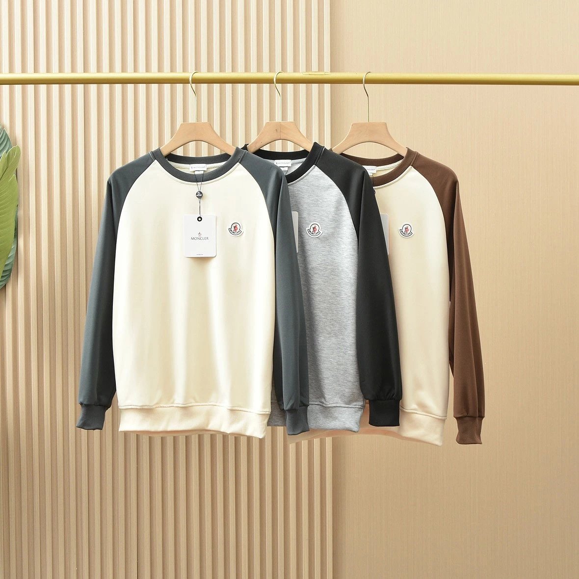 Product Code 81812 MONCLER 2023 Autumn 3D Leather Label Splicing Color Contrasting Round Neck Sleeve Casual Hoodie! Absolute exclusive product! Very versatile, a must-have item, the domestic debut is eye-catching, with peak fashion and street trends, and a high rate of return!