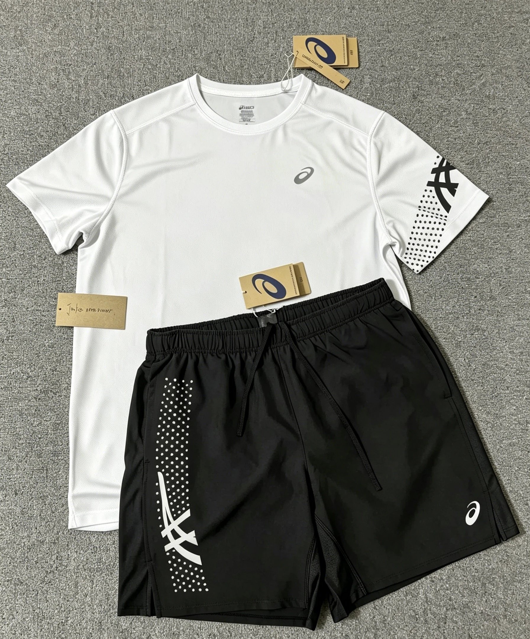 White short sleeved shirt+black shorts