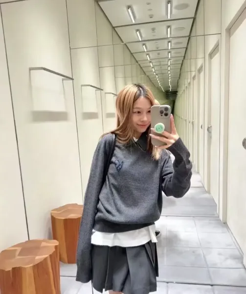 Design V-Neck Embroidered Sweater Gray - 1