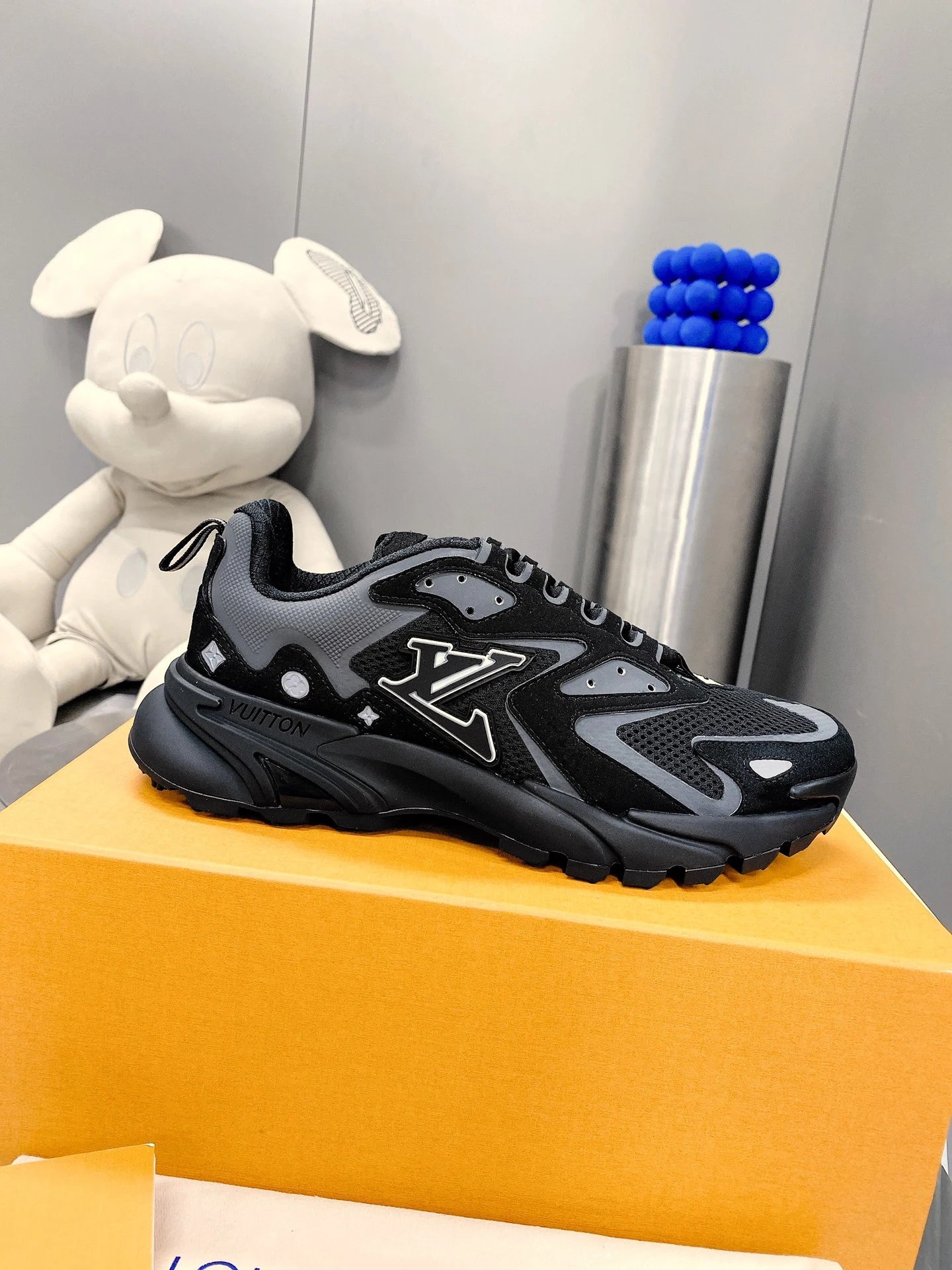 Louis Vuitton Sneakers Runner Tatic — 09