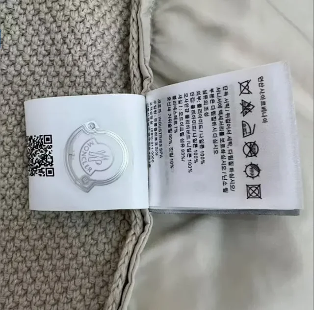 Moncler Down Jackets Quilted knit-sleeve zip-up jacket product detail image 9