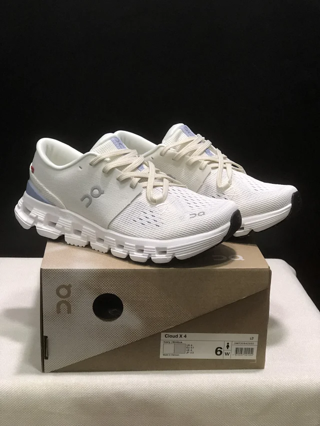 On Sneakers Cloud X 4 product detail image 1