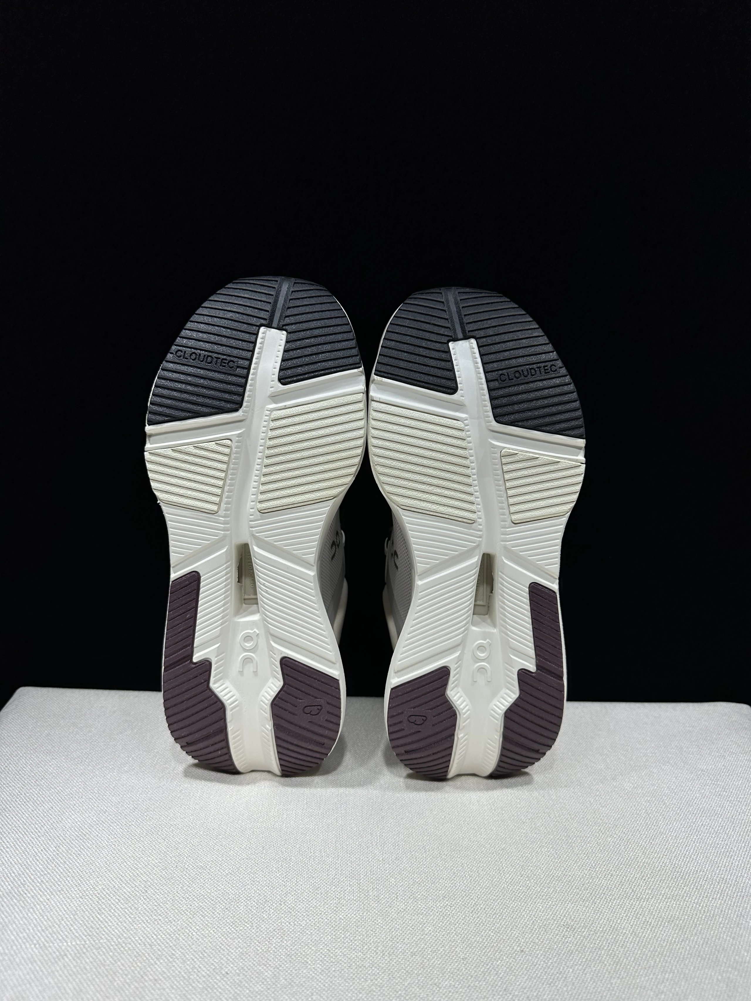 On Sneakers Cloudsurfer Trail 2 WP — 17