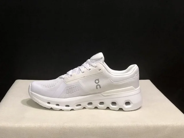 On THE ROGER Pro 2 and Cloudrunner product detail image 2