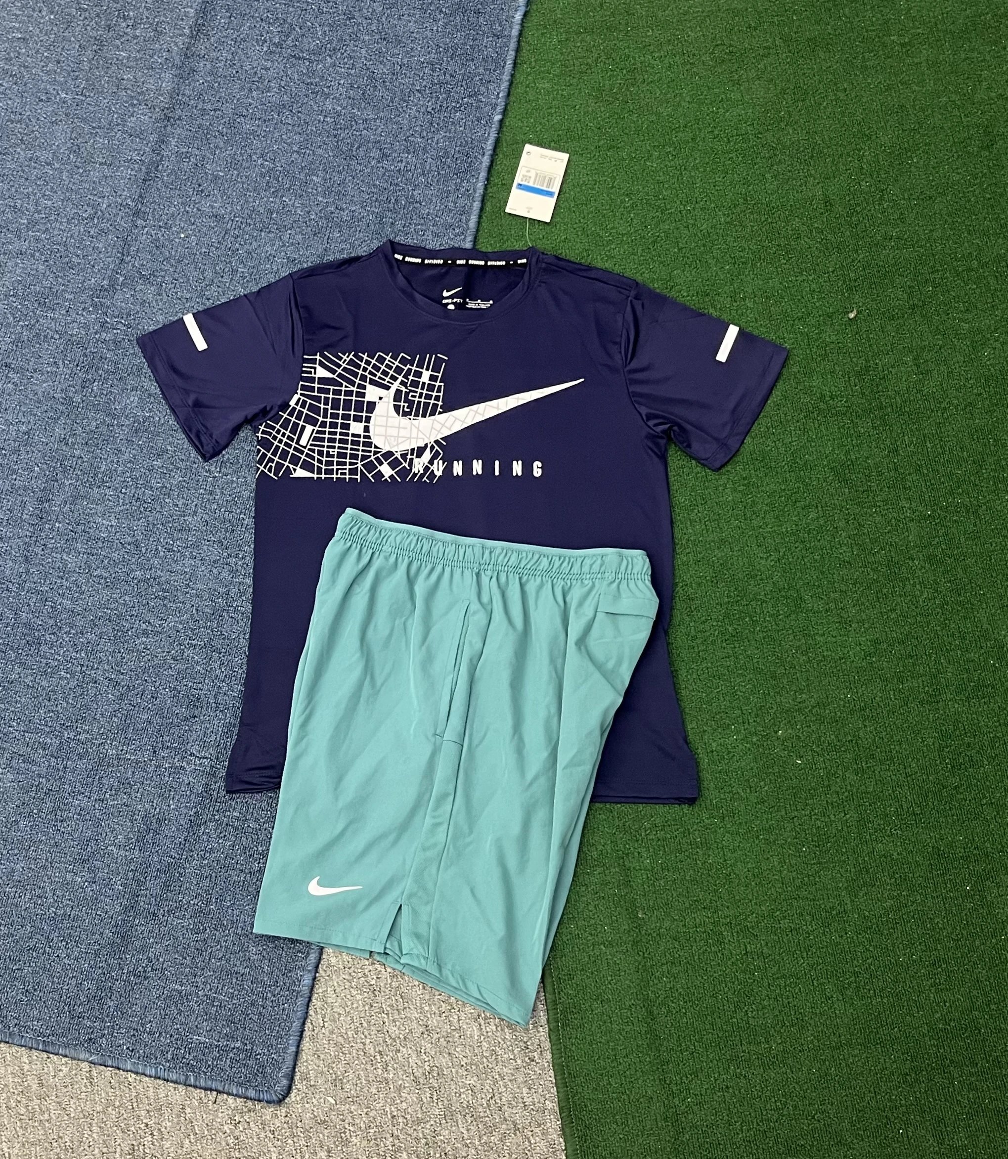 Nike Matching Sets Reflective graphic running T-shirt and shorts set image 7